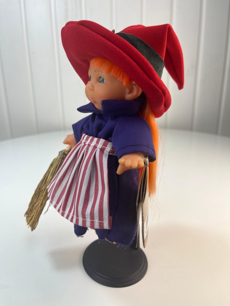 картинка испанские Пупс-мини "Ведьмочка", с оранжевыми волосами, в красной шляпе, 18 см. арт. 138U-9 интернет-магазин TuKiTu.ru